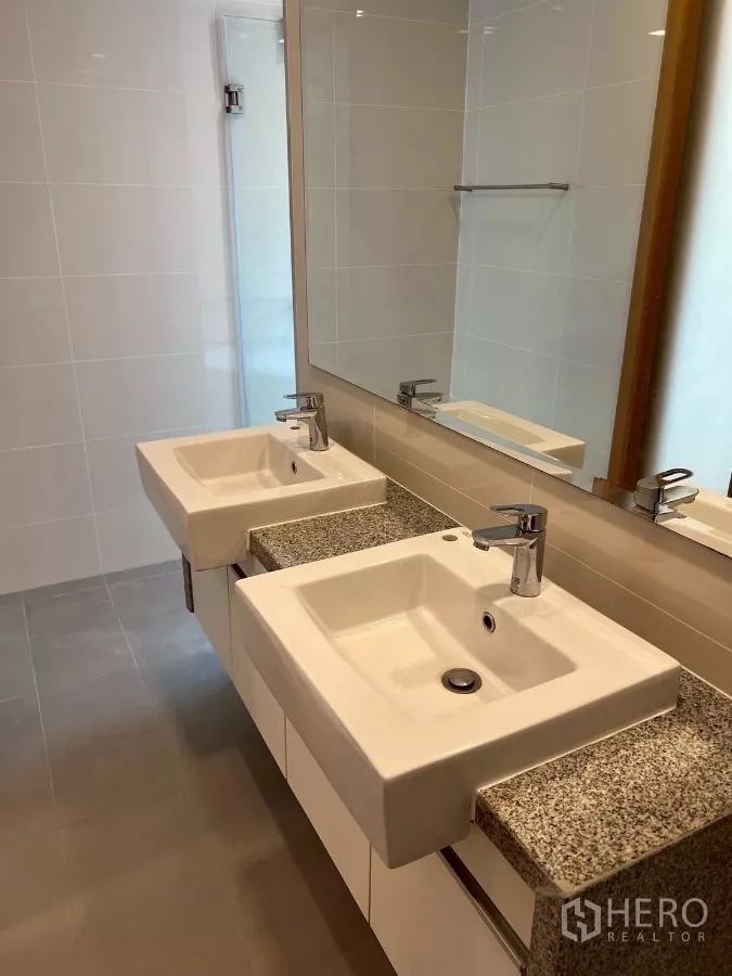 公寓 出租在Khlong Toei, Bangkok - 卫浴设双台盆、花岗岩台面与整面镜子。