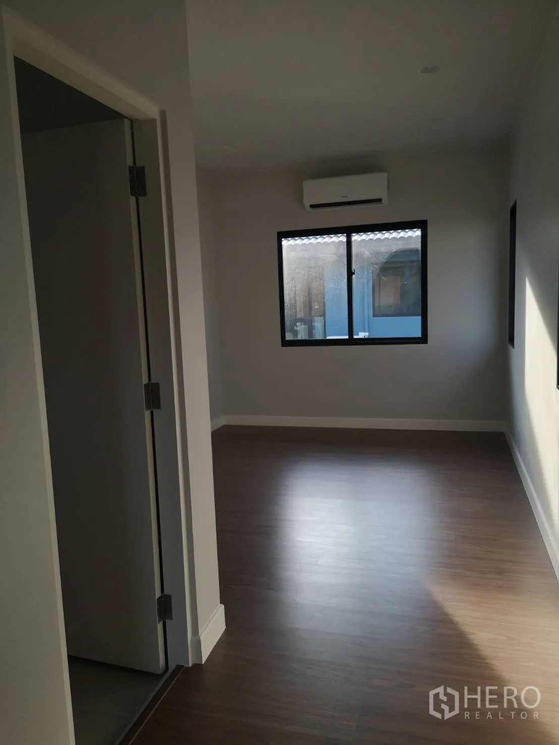 บ้าน ขายในLam Luk Ka, Pathum Thani - ห้องนอนขนาดพอดี มีหน้าต่างและเครื่องปรับอากาศติดผนัง