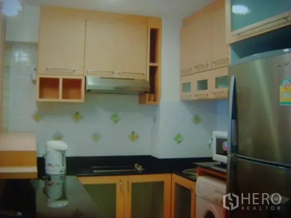 คอนโด ให้เช่าในPathum Wan, Bangkok - ครัวบิลท์อินตู้ไม้สีอ่อน ท็อปหินสีดำ ผนังไทล์ และตู้เย็นสแตนเลส