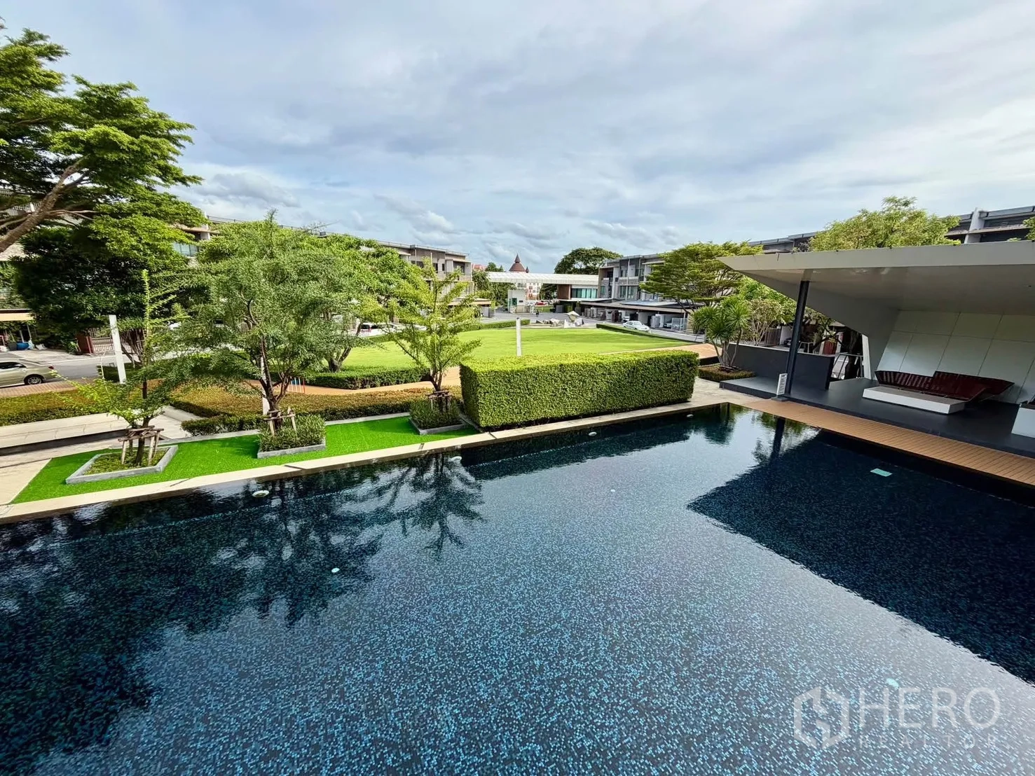 Townhouse for rent in Lat Phrao, Bangkok - Swimming pool beside landscaped garden and covered pavilion.