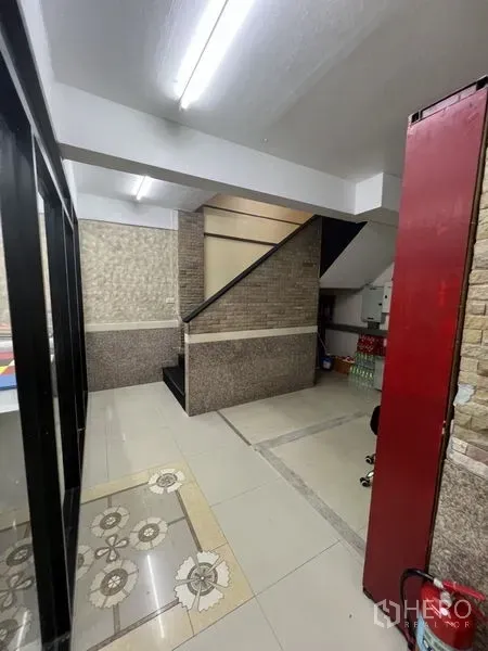 อาคารพาณิชย์ ให้เช่าในKhlong Toei, Bangkok - ทางเข้าชั้นล่างปูพื้นกระเบื้อง พร้อมบันไดขึ้นสู่ชั้นบนของอาคารพาณิชย์