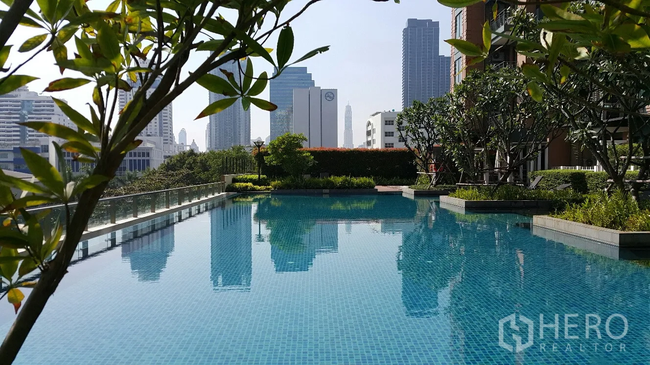 公寓 出租在Ratchathewi, Bangkok - 户外游泳池，绿化平台环绕，远眺曼谷城市天际线。