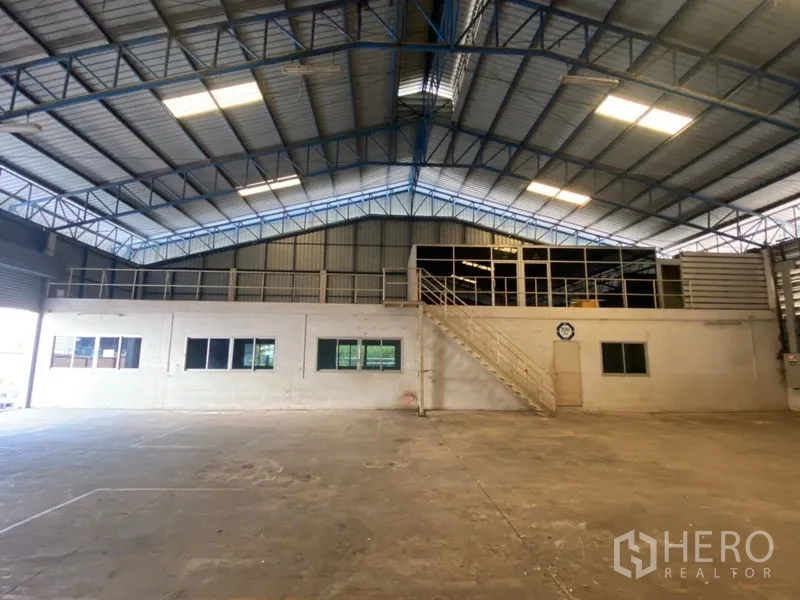 工厂 出租在Lat Lum Kaeo, Pathum Thani - 夹层办公室带窗与金属楼梯，俯瞰车间。