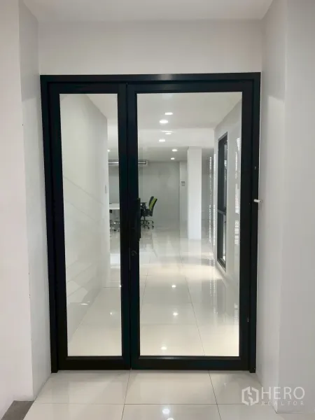 สำนักงาน ให้เช่าในPrawet, Bangkok - ประตูทางเข้าสำนักงานบานคู่กระจก กรอบอลูมิเนียม พื้นกระเบื้องมันเงาและไฟดาวน์ไลท์