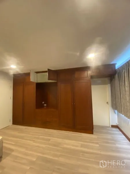 公寓 出租在Sathon, Bangkok - 卧室墙面内置大面积木质衣柜，嵌灯照明，储物充足。