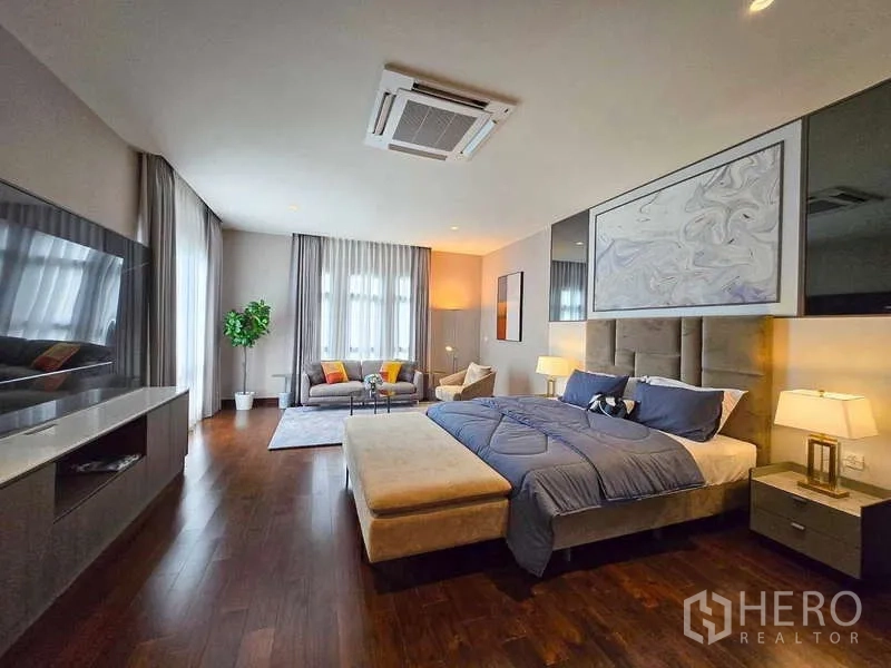 บ้าน ให้เช่าหรือขายในLat Krabang, Bangkok - ห้องนอนมาสเตอร์กว้าง เตียงคิง โซนนั่งพัก และพื้นไม้