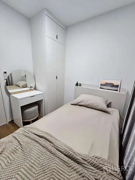 Townhouse for rent in Bang Phli, Samut Prakan - Compact single bedroom with built‑in wardrobe and vanity table.