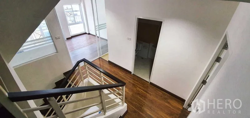 带办公室的家 出租在Prawet, Bangkok - 上层走廊，木地板，通向卫生间与玻璃推拉隔间。