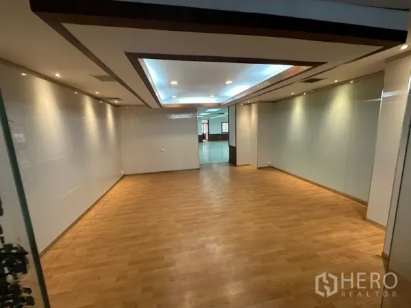 สำนักงาน ให้เช่าในWatthana, Bangkok - พื้นที่ออฟฟิศโล่ง พื้นไม้ ฝ้าหลุมและผนังกระจก ใกล้อโศก กรุงเทพฯ