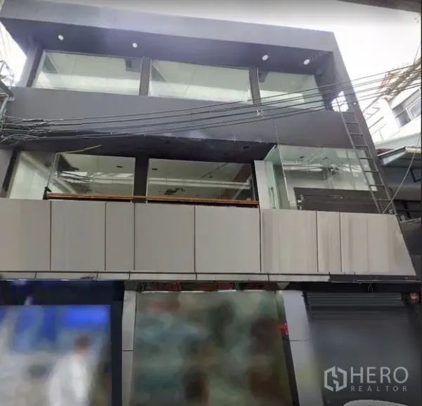 อาคารพาณิชย์ ให้เช่าในKhlong Toei, Bangkok - ด้านหน้าอาคารพาณิชย์หลายชั้นสไตล์โมเดิร์น กระจกเต็มบาน ติดถนนย่านเมืองคึกคัก.