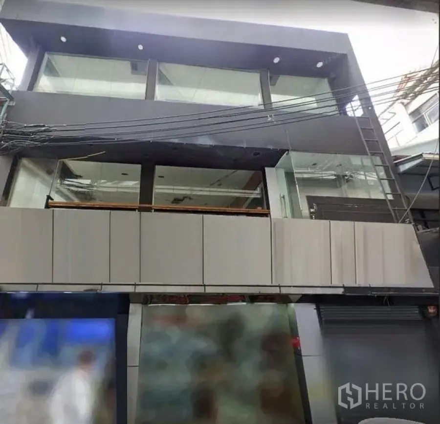 อาคารพาณิชย์ ให้เช่าในKhlong Toei, Bangkok - ด้านหน้าอาคารพาณิชย์หลายชั้นสไตล์โมเดิร์น กระจกเต็มบาน ติดถนนย่านเมืองคึกคัก.