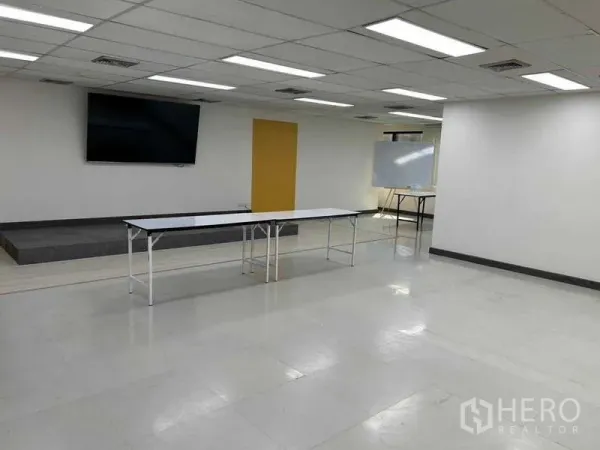 สำนักงาน ให้เช่าในKhlong Toei, Bangkok - ห้องเทรนนิ่งกว้างพร้อมจอทีวี เวทียกพื้น และไฟฝ้ากริด