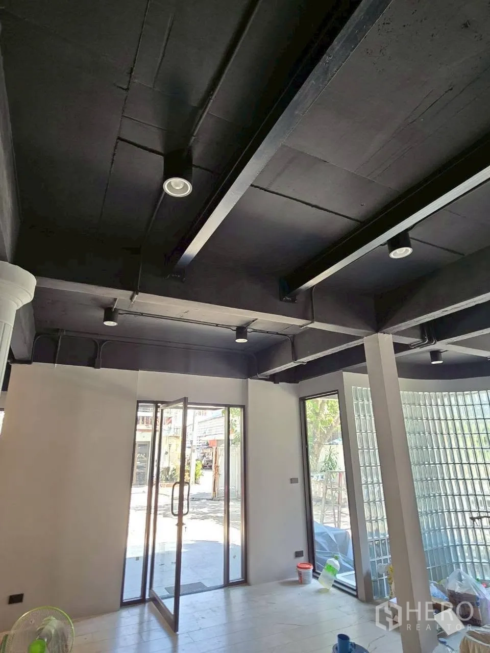 Detached House for rent in Phra Khanong, Bangkok - Entrance corner with glass door and curved glass-block wall allowing natural light.