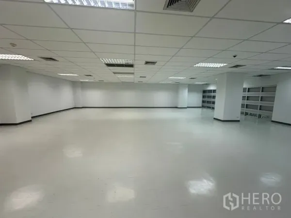 办公空间 出租在Bang Rak, Bangkok - 宽敞办公楼层，白色墙面、少量立柱，后方设有整排内置置物架。