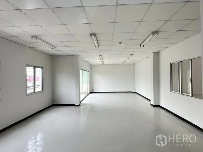 โรงงาน ให้เช่าในKhlong Luang, Pathum Thani - ห้องสำนักงานชั้นบนสว่าง เพดานยิปซัม โคมไฟฟลูออเรสเซนต์ และหน้าต่างหลายบาน
