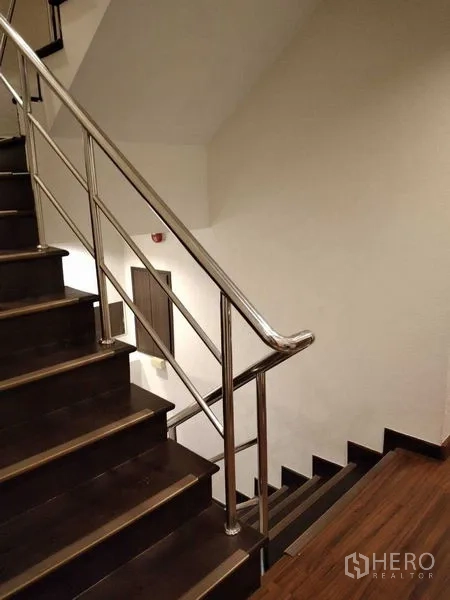 อาคารพาณิชย์ ให้เช่าในWatthana, Bangkok - บันไดพื้นไม้เข้ม ราวสแตนเลส ในโถงส่วนกลาง.