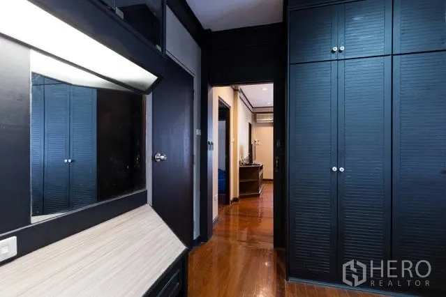 บ้าน ให้เช่าในWatthana, Bangkok - โถงทางเดินพร้อมตู้เสื้อผ้าบิลท์อินและโต๊ะเครื่องแป้งลายไม้สีเข้ม