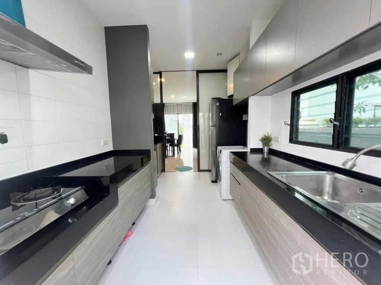 บ้านเดี่ยว for rent in Bang Phli, Samut Prakan - มุมมองจากครัวไปยังพื้นที่ทานอาหารผ่านประตูกระจกบานเลื่อน