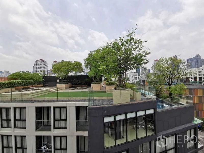 คอนโด ให้เช่าหรือขายในWatthana, Bangkok - สวนดาดฟ้าพร้อมสนามหญ้า มองเห็นวิวเมืองรอบด้าน