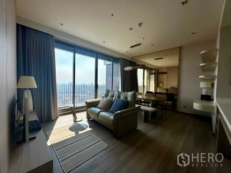 คอนโด ให้เช่าในBang Kho Laem, Bangkok - พื้นที่นั่งเล่นและทานอาหารแบบโอเพ่นแปลน เปิดสู่ระเบียงด้วยประตูกระจกบานใหญ่ มองเห็นวิวสกายไลน์