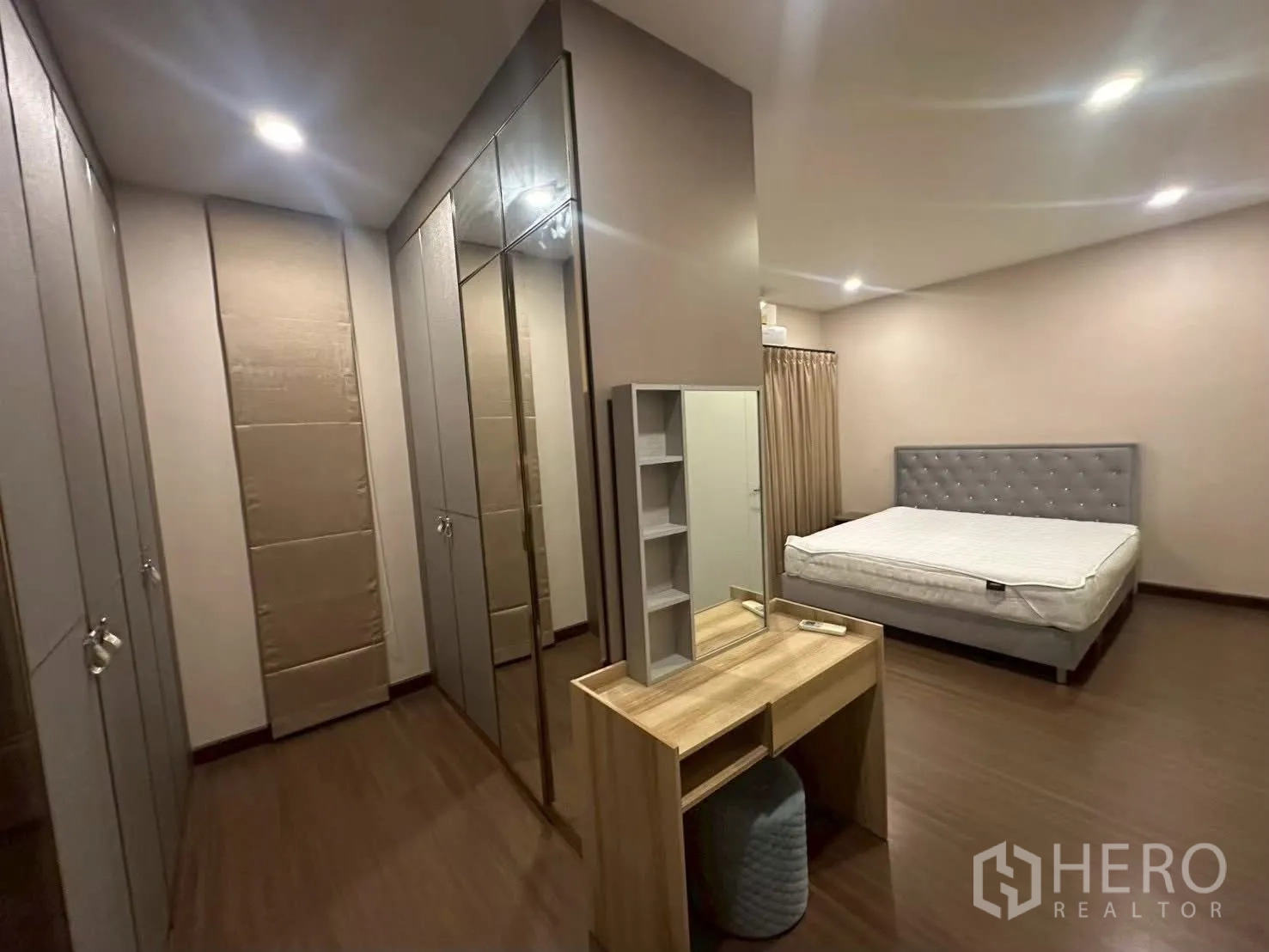 独栋房屋 for rent in Bang Phli, Samut Prakan - 主卧宽敞，配软包床、梳妆台与镜面衣柜。