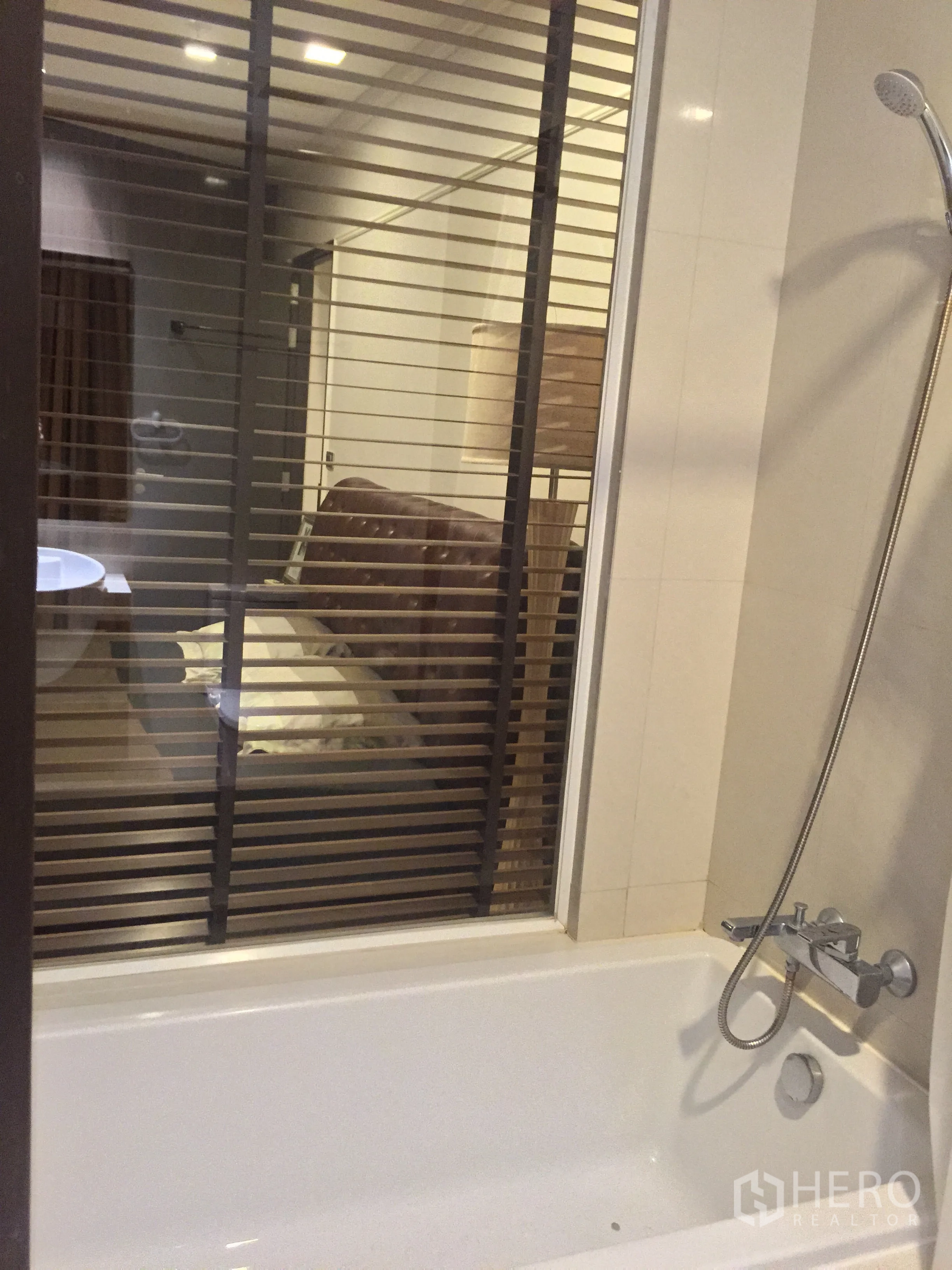 คอนโด ให้เช่าหรือขายในWatthana, Bangkok - ห้องน้ำพร้อมอ่างอาบน้ำและฝักบัวมือถือติดหน้าต่างบานมู่ลี่ที่มองไปยังห้องนอน