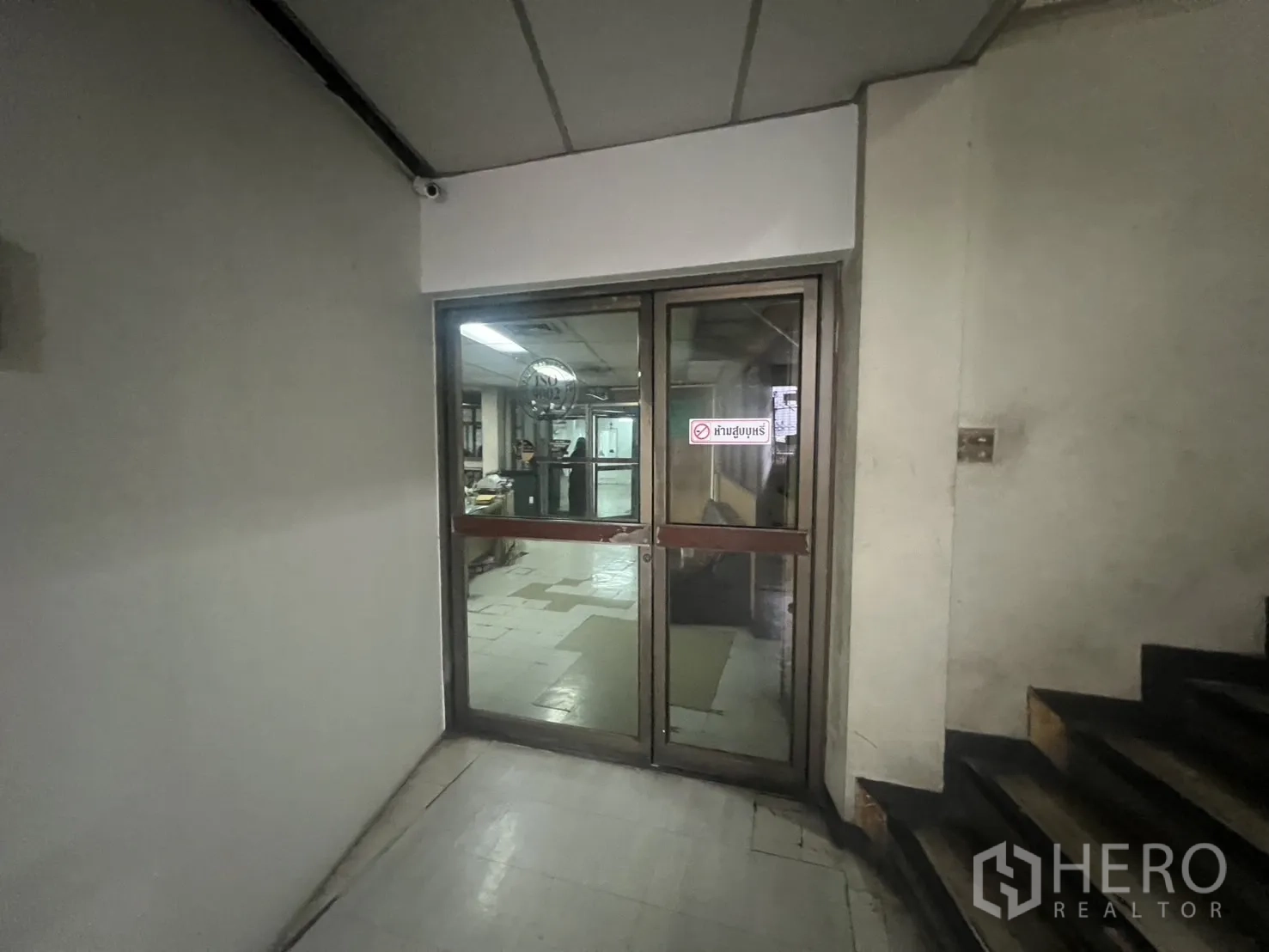 อาคารพาณิชย์ ให้เช่า - โถงทางเข้า ประตูกระจกบานเลื่อนเชื่อมสู่โซนออฟฟิศ.