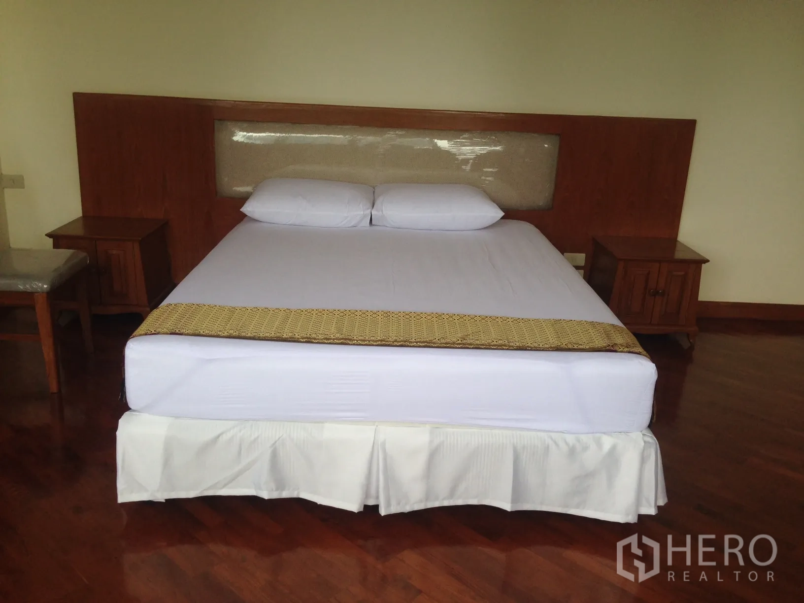 คอนโด ให้เช่าในKhlong Toei, Bangkok - ห้องนอนที่สอง เตียงควีน หัวเตียงไม้ และโต๊ะข้างเตียง