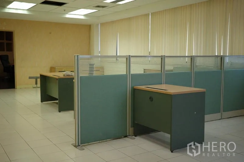 Office Space for rent in Bang Na, Bangkok - Open-plan workspace with partitioned cubicles, desks and full-height window blinds.