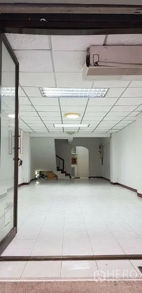 带办公室的家 出租或出售在Bang Na, Bangkok - 从玻璃门进入的视角，明亮走廊与后部楼梯。