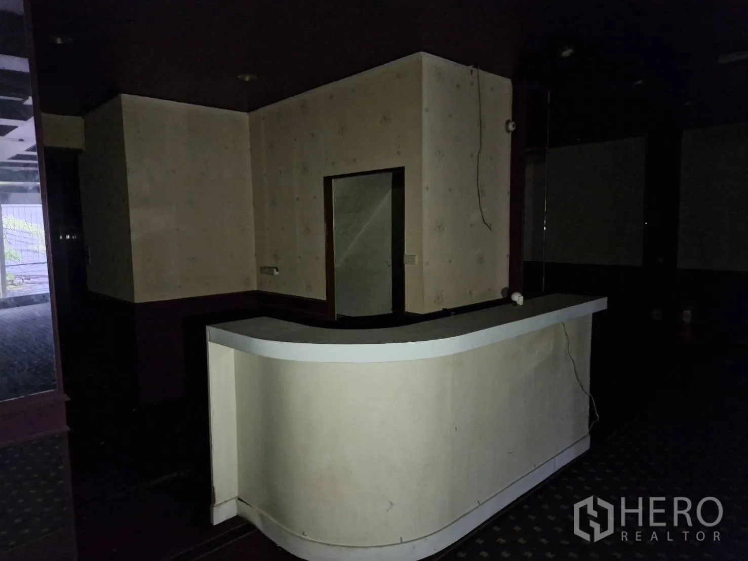 อาคารพาณิชย์ ให้เช่าในBang Rak, Bangkok - เคาน์เตอร์ต้อนรับในโถงมืด เหมาะสำหรับต้อนรับลูกค้า