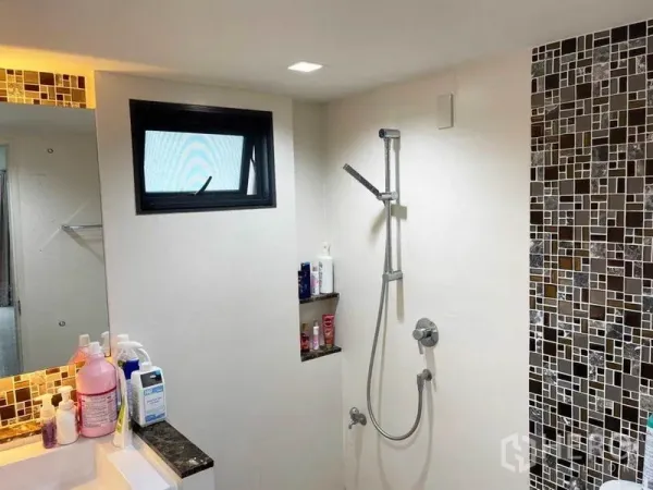 บ้าน ขายในPrawet, Bangkok - ห้องน้ำสไตล์โมเดิร์น ผนังโมเสก หน้าต่าง และฝักบัวแบบแฮนด์ชาวเวอร์