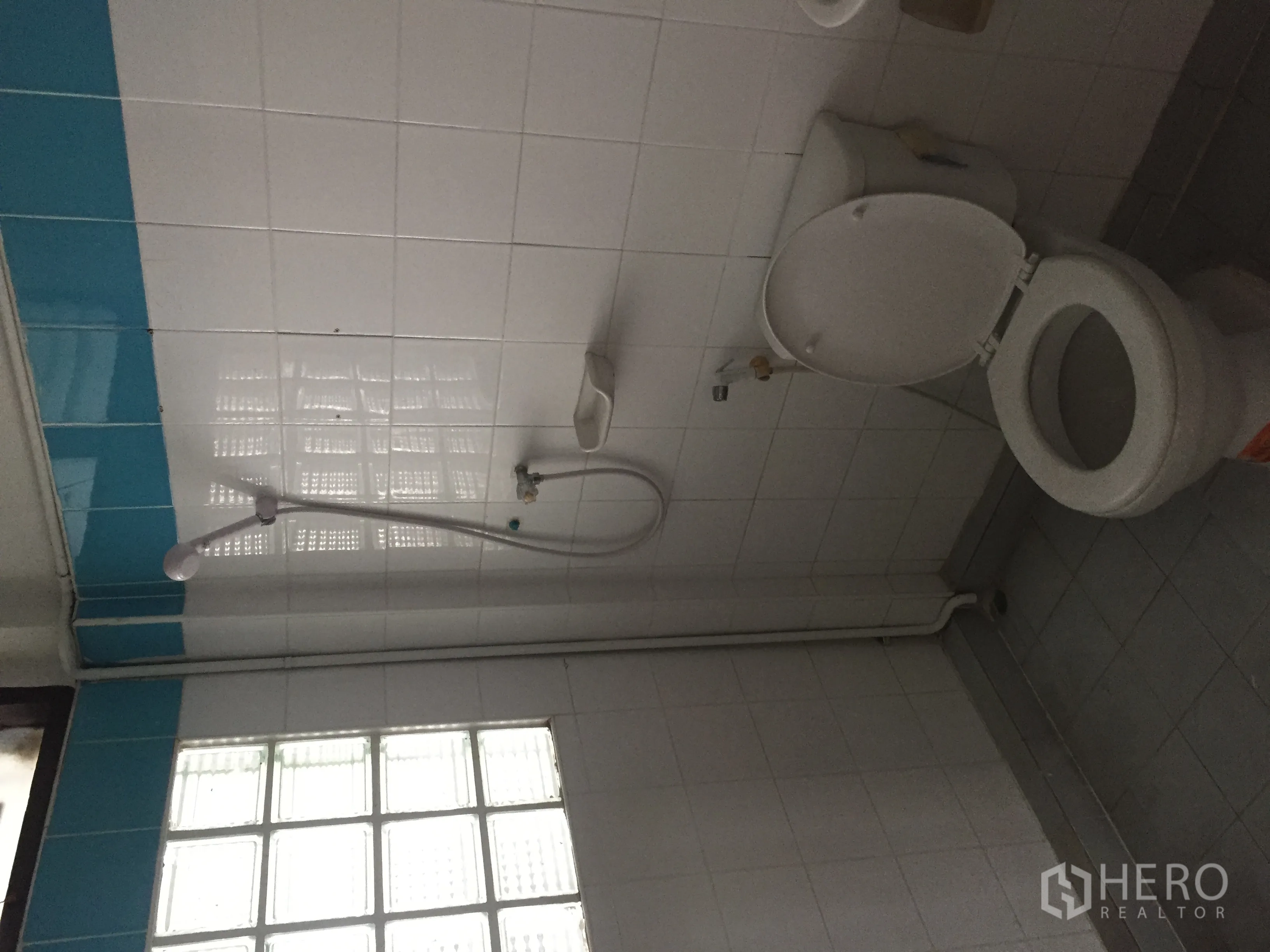 สำนักงานที่บ้าน ให้เช่าในWatthana, Bangkok - ห้องน้ำปูกระเบื้อง พร้อมฝักบัว โถสุขภัณฑ์ และช่องระบายอากาศ