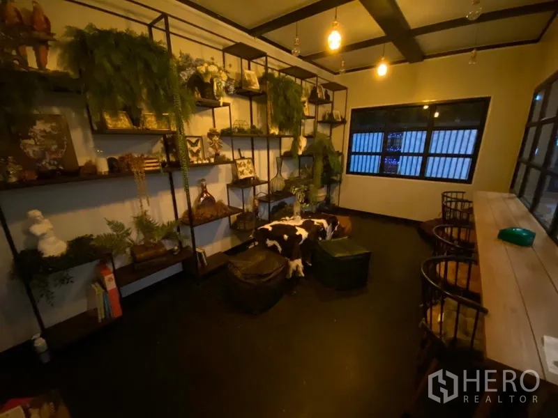 พื้นที่ขายปลีก ให้เช่าในKhlong Toei, Bangkok - ห้องบรรยากาศอบอุ่น มีชั้นลอยติดผนัง ต้นไม้แขวน และเคาน์เตอร์สูง