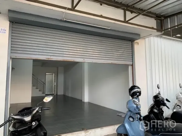 店屋 出售在Lat Phrao, Bangkok - Lat Phrao店屋宽敞门面，卷闸门与瓷砖地面展示区。