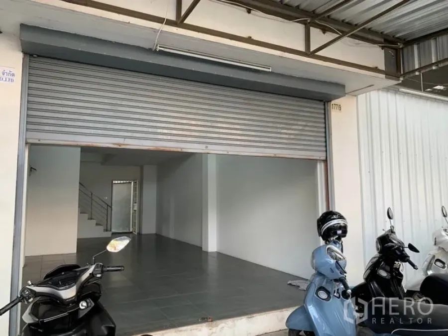 店屋 出售在Lat Phrao, Bangkok - Lat Phrao店屋宽敞门面，卷闸门与瓷砖地面展示区。