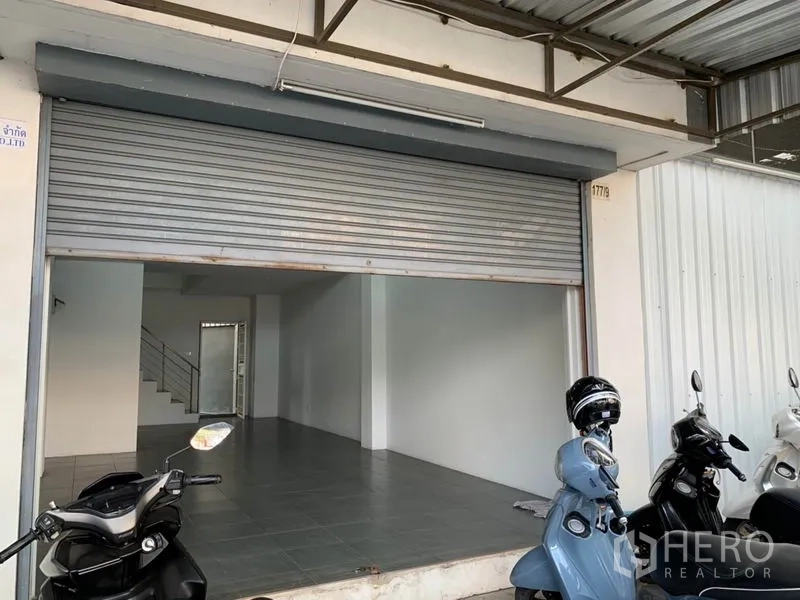 店屋 出售在Lat Phrao, Bangkok - Lat Phrao店屋宽敞门面，卷闸门与瓷砖地面展示区。