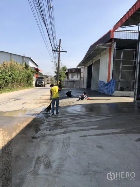 คลังสินค้า ให้เช่าในBang Kapi, Bangkok - ลานคอนกรีตหน้าโกดังพร้อมกันสาด เชื่อมต่อถนนท้องถิ่นสะดวกในเขตบางกะปิ