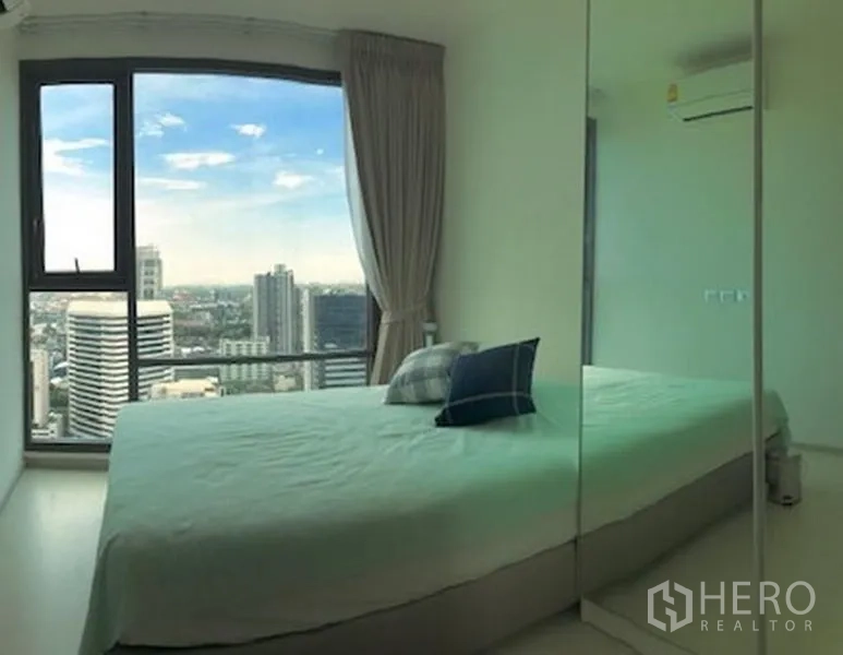 คอนโด ให้เช่าในKhlong Toei, Bangkok - ห้องนอนที่สองสว่าง มีหน้าต่างบานใหญ่ ผ้าม่าน และตู้เสื้อผ้าบานกระจกพร้อมวิวเมือง