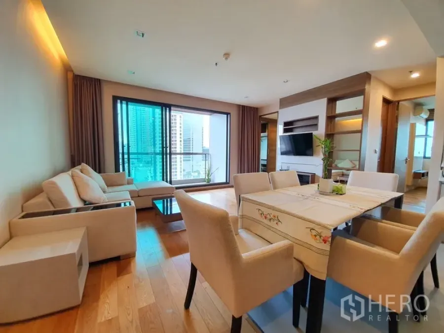 公寓 出租在Bang Rak, Bangkok - 开放式客餐厅，配沙发与餐桌，连接阳台，眺望城市景观