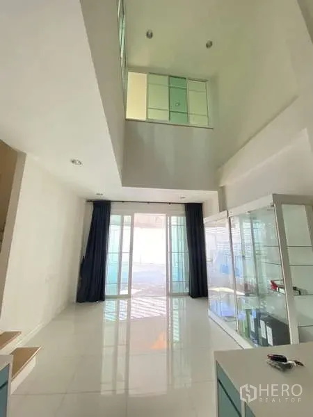 带办公室的家 出租或出售 - 挑高客厅/接待区，亮面地砖与落地推拉玻璃门采光充足。