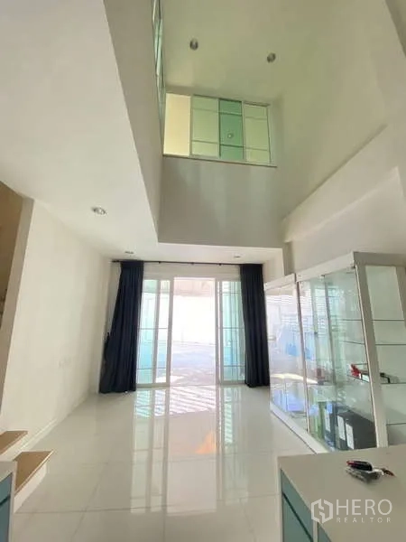 带办公室的家 出租或出售 - 挑高客厅/接待区，亮面地砖与落地推拉玻璃门采光充足。