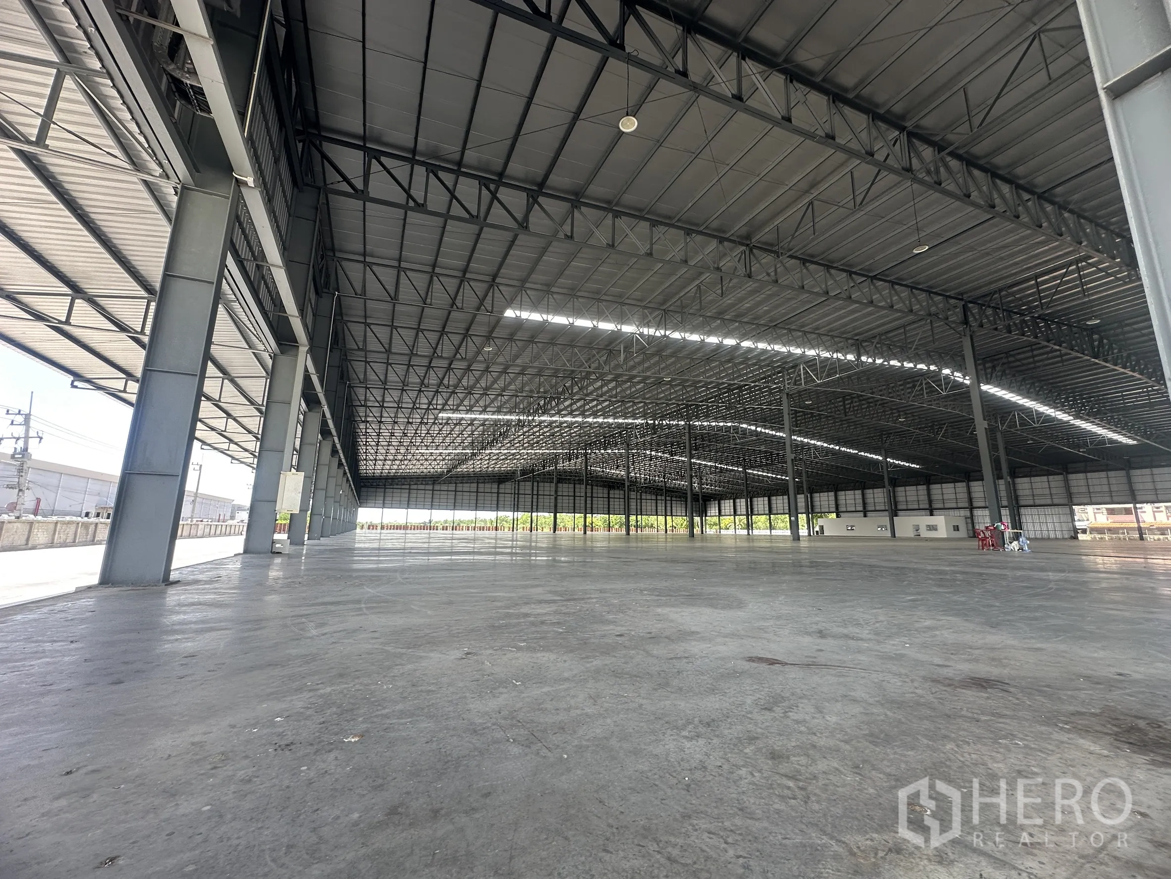 โกดัง for rent in Wang Noi, Phra Nakhon Si Ayutthaya - โซนชานโหลดใต้กันสาดพร้อมพื้นคอนกรีตเรียบสำหรับขนถ่ายสินค้า