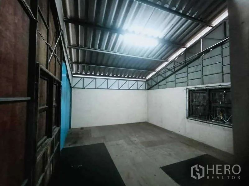 货栈 出售在Khlong Luang, Pathum Thani - 储物/机房，水泥地面与裸露天花