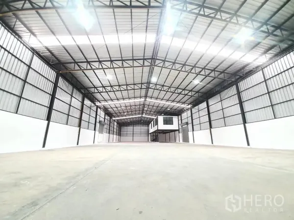货栈 出租在Bang Khen, Bangkok - 高挑库房的广角视图，平整混凝土地面与金属墙板。