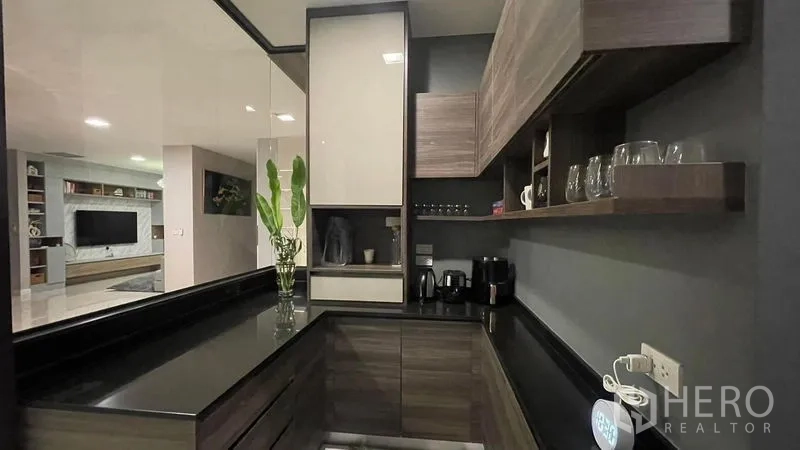 Detached House for rent in Bang Phli, Samut Prakan - Pantry and coffee bar with black countertops and open shelves