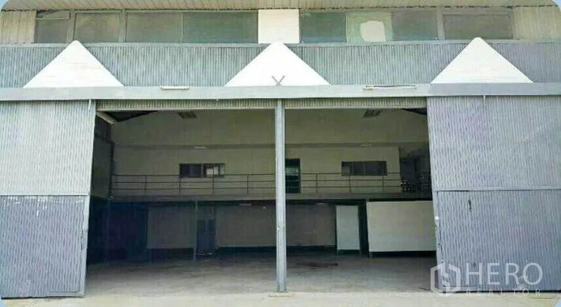 คลังสินค้า ให้เช่าในSai Mai, Bangkok - อาคารโกดังผนังเมทัลชีท ประตูบานเลื่อนขนาดใหญ่ พร้อมช่องแสงด้านบน