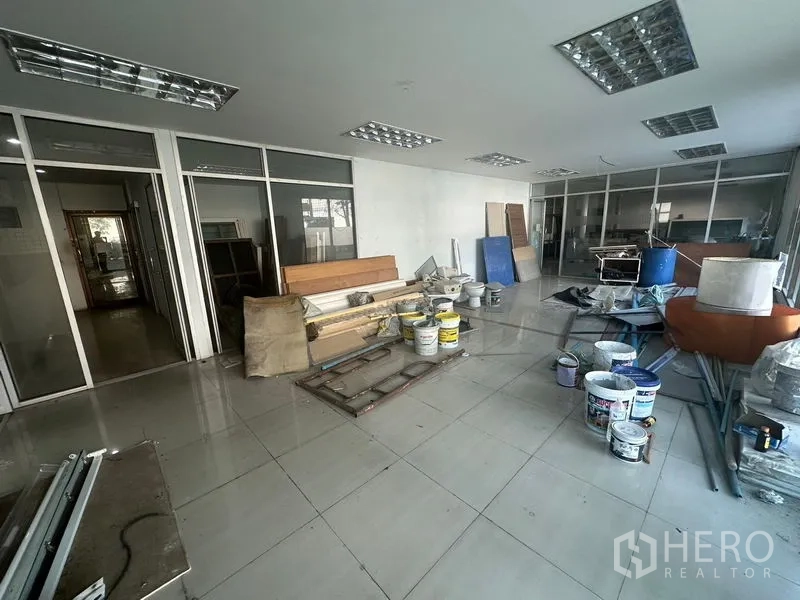 คลังสินค้า ให้เช่าในSaphan Sung, Bangkok - พื้นที่ทำงานชั้นล่าง มีวัสดุก่อสร้างและอุปกรณ์วางอยู่