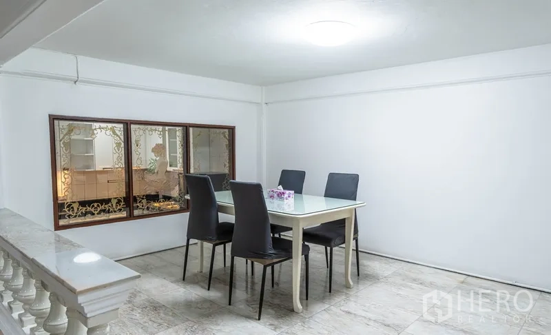 ทาวน์เฮาส์ ให้เช่าในWatthana, Bangkok - มุมทานอาหารสว่าง โต๊ะและเก้าอี้สี่ที่นั่ง ข้างหน้าต่างลายฉลุ