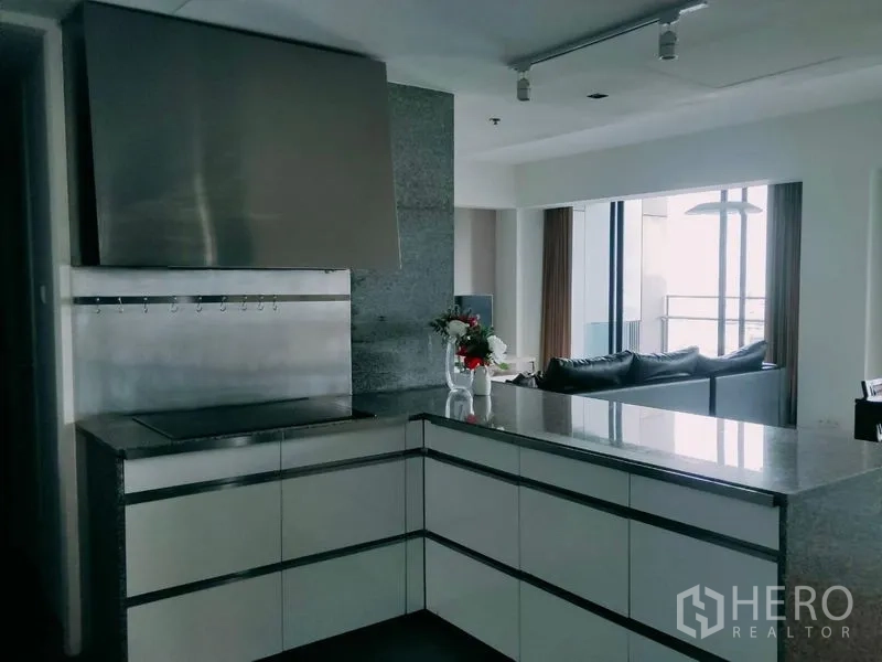 公寓 出售在Sathon, Bangkok - 厨房转角带中岛，眺望客厅与阳台